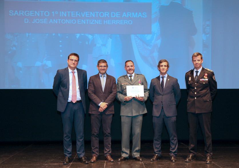 Alcalde Rafael Sanchez, Concejales Miguel Ángel Arranz, Aitor Retolaza, Autoridades y participantes. . Entrega de reconocimientos día de San Juan, patrón de la Policía Local - 2019