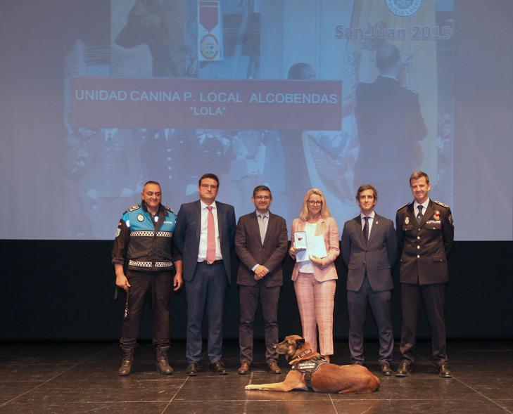 Alcalde Rafael Sanchez, Concejales Miguel Ángel Arran, Aitor Retolaza,Autoridades, perro policia y participantes. . Entrega de reconocimientos día de San Juan, patrón de la Policía Local - 2019