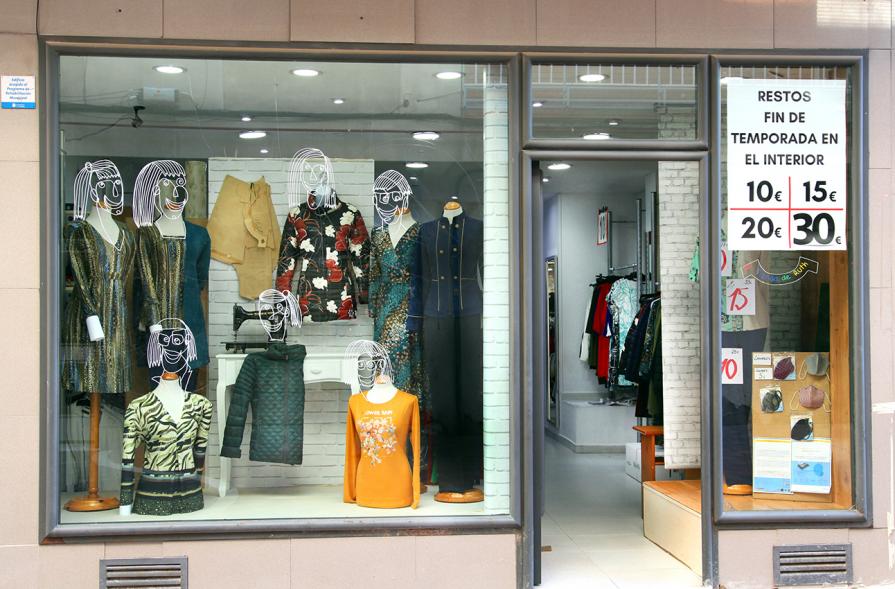 Pieza artística en un escaparate dentro de la iniciativa "Crea"