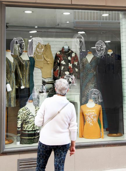 Ciudadana observa una pieza artística en un escaparate dentro de la iniciativa "Crea"