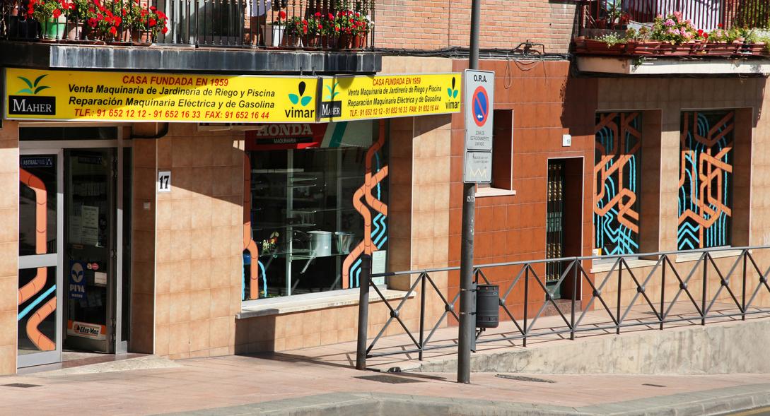 Pieza artística en un escaparate dentro de la iniciativa "Crea"