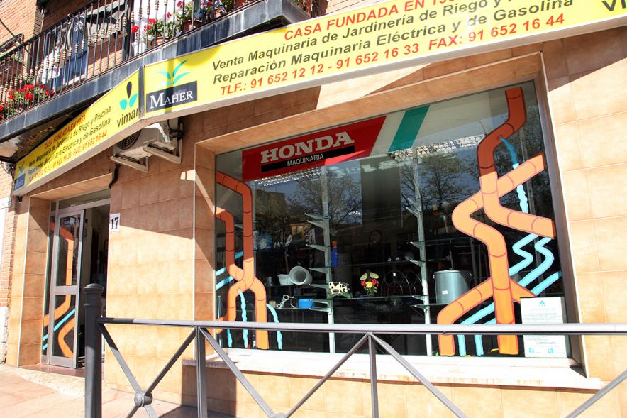 Pieza artística en un escaparate dentro de la iniciativa "Crea"