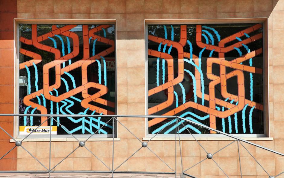 Pieza artística en un escaparate dentro de la iniciativa "Crea"