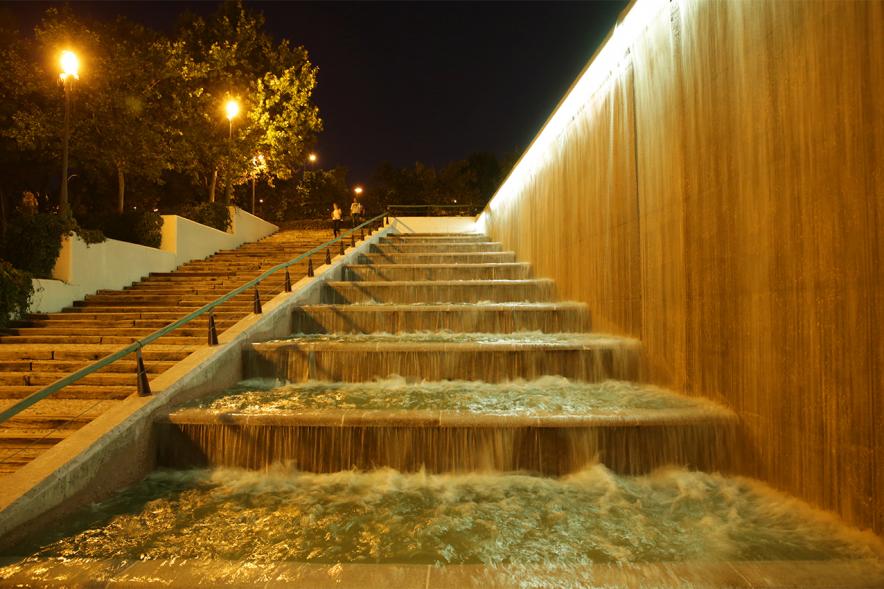 Campaña Mundial de sensibilización sobre el cáncer infantil "Enciende el oro/Enciende la esperanza". Iluminación cascada del Parque Valdelasfuentes -   Imagen parcial de la cascada  y las escaleras iluminadas con luces doradas.