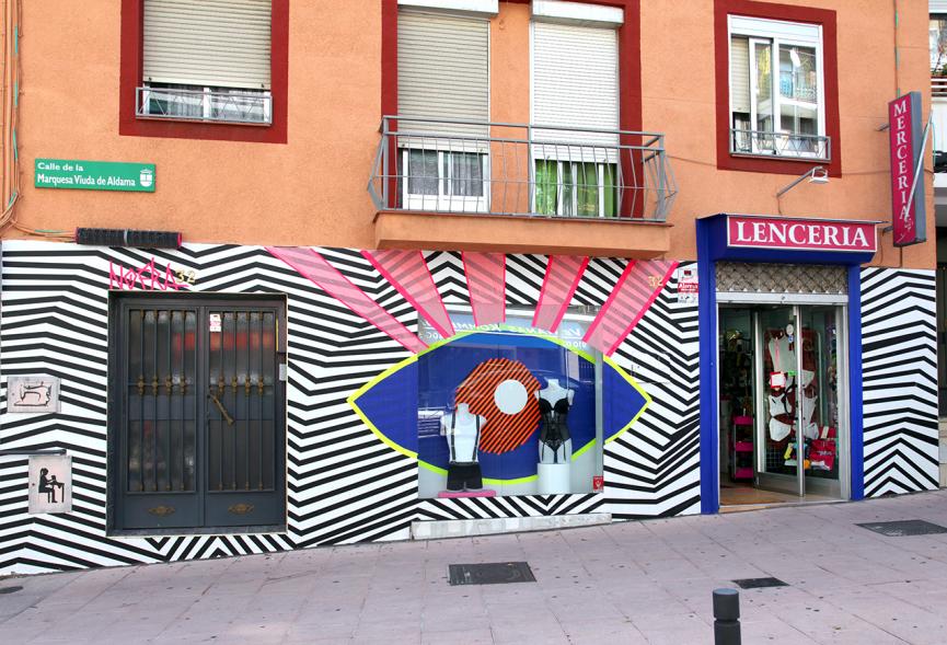 Pieza artística en un escaparate dentro de la iniciativa "Crea"