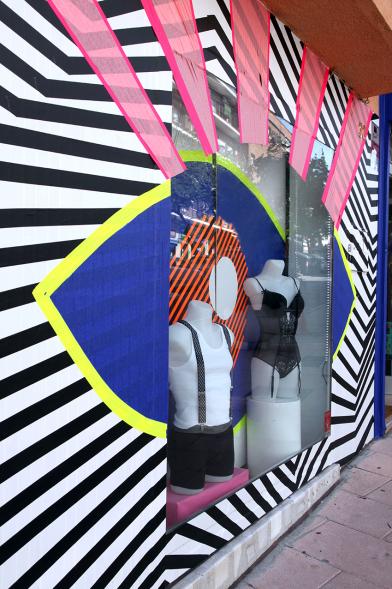 Pieza artística en un escaparate dentro de la iniciativa "Crea"