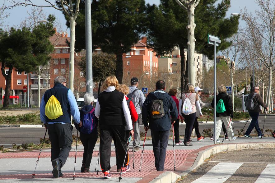 Ejercicio al aire libre. Caminata por la ciudad. 