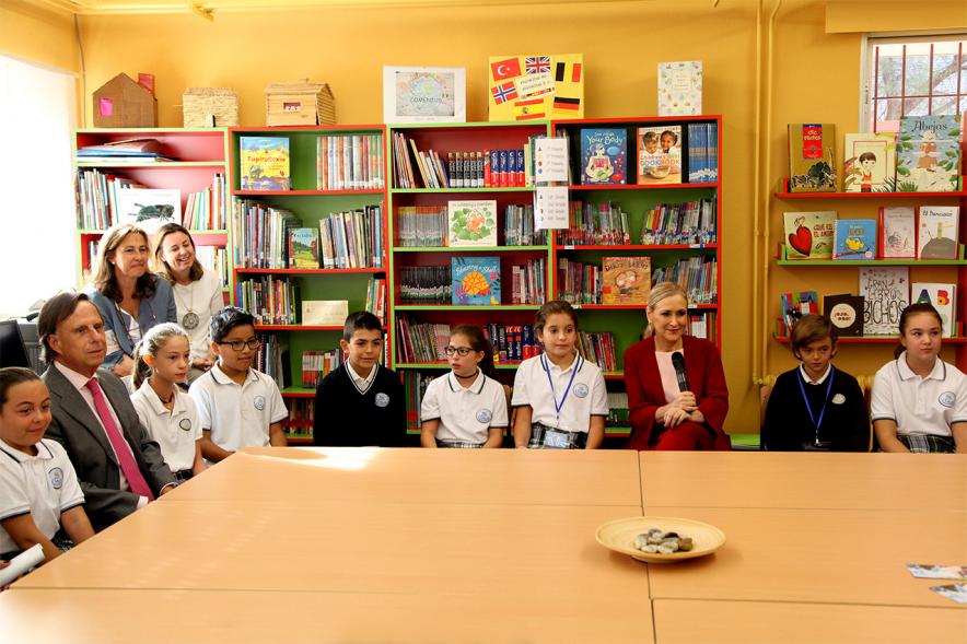 La presidenta regional inaugura el nuevo curso escolar en el colegio público Luis Buñuel -  La presidenta  y el alcalde con los alumnos.