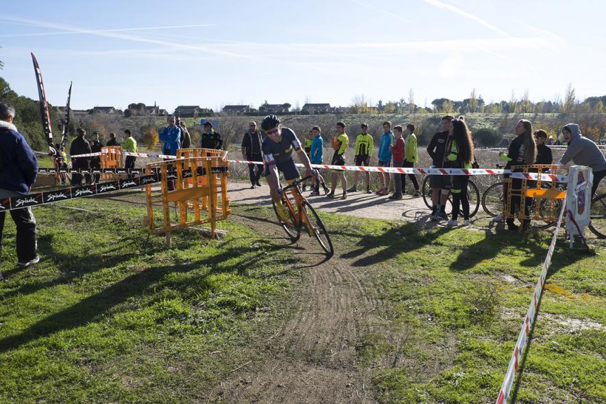 Campeonato de Madrid de Ciclocross - Imagen de un ciclista durante la carrera.