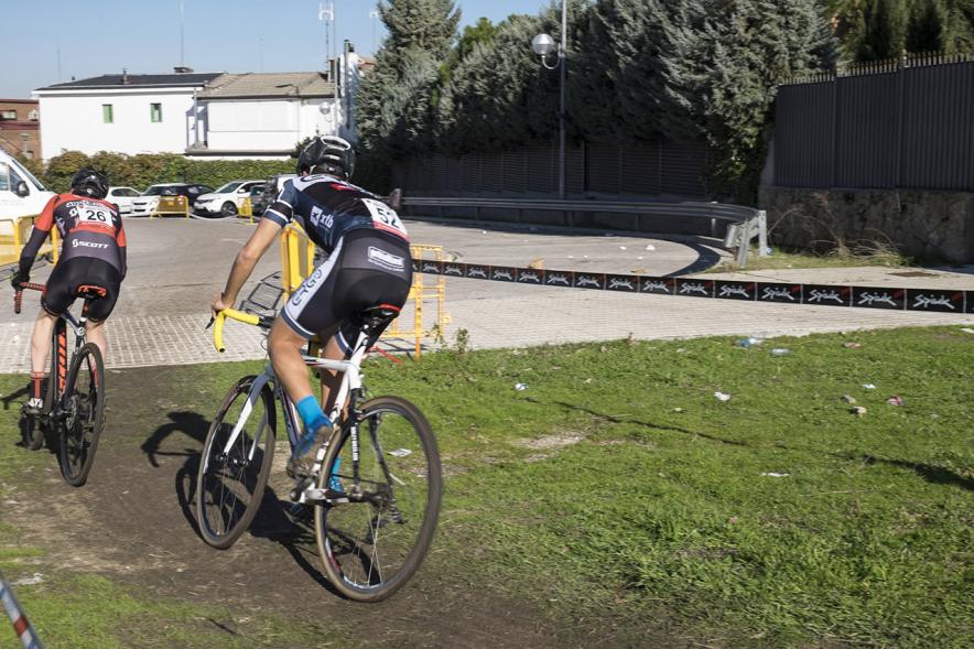 Campeonato de Madrid de Ciclocross - Imagen de ciclistas durante la carrera.