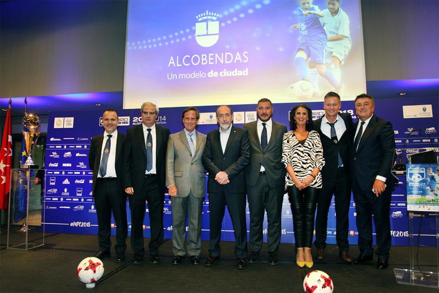 Presentación del Torneo Madrid Football Cup U-14 - Imagen de diferentes personalidades posando en el photocall, entre ellas el alcalde García de Vinuesa .