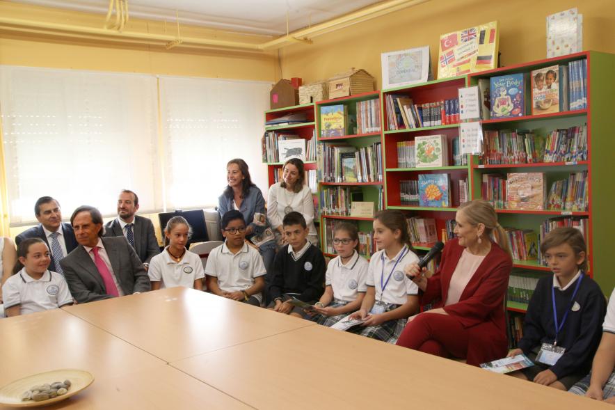 La presidenta regional inaugura el nuevo curso escolar en el colegio público Luis Buñuel -  La presidenta  y el alcalde con los alumnos.