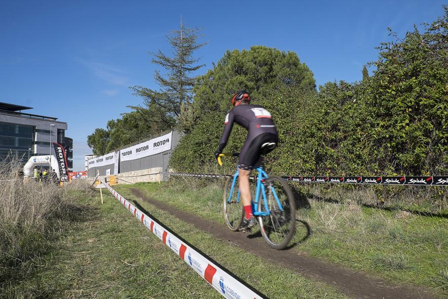 Campeonato de Madrid de Ciclocross - Imagen de un ciclista durante la carrera.