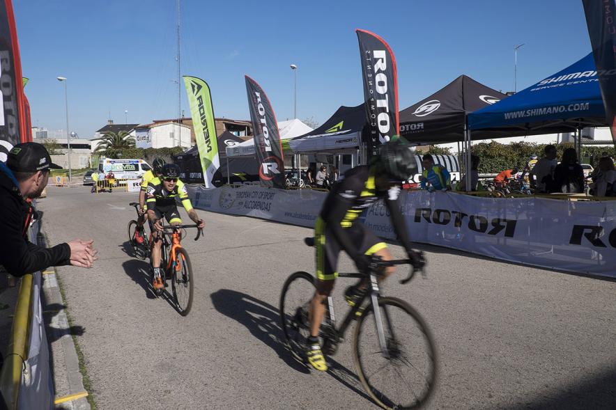 Campeonato de Madrid de Ciclocross - Imagen de ciclistas llegando a meta.