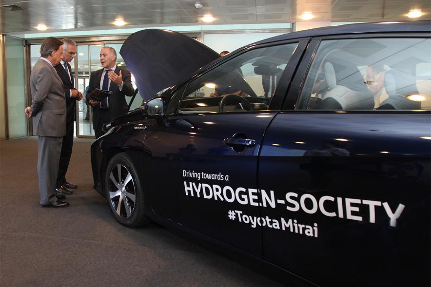Alcalde García de Vinuesa charla con representantes de Toyota