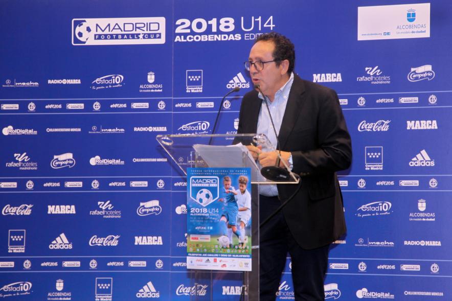 Presentación del Torneo Madrid Football Cup U-14 - Imagen de una persona hablando para el público asistente a la presentación.