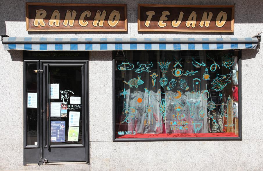 Pieza artística en un escaparate dentro de la iniciativa "Crea"