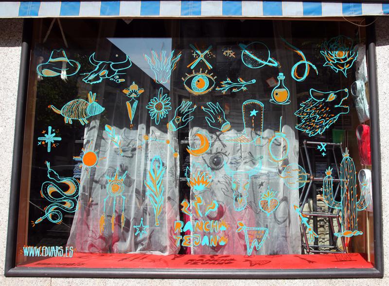 Pieza artística en un escaparate dentro de la iniciativa "Crea"