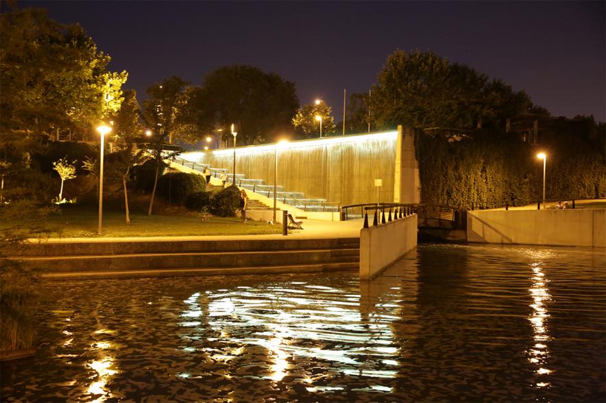 Campaña Mundial de sensibilización sobre el cáncer infantil "Enciende el oro/Enciende la esperanza". Iluminación cascada del Parque Valdelasfuentes - Panorámica de todo el parque iluminado con luces doradas.