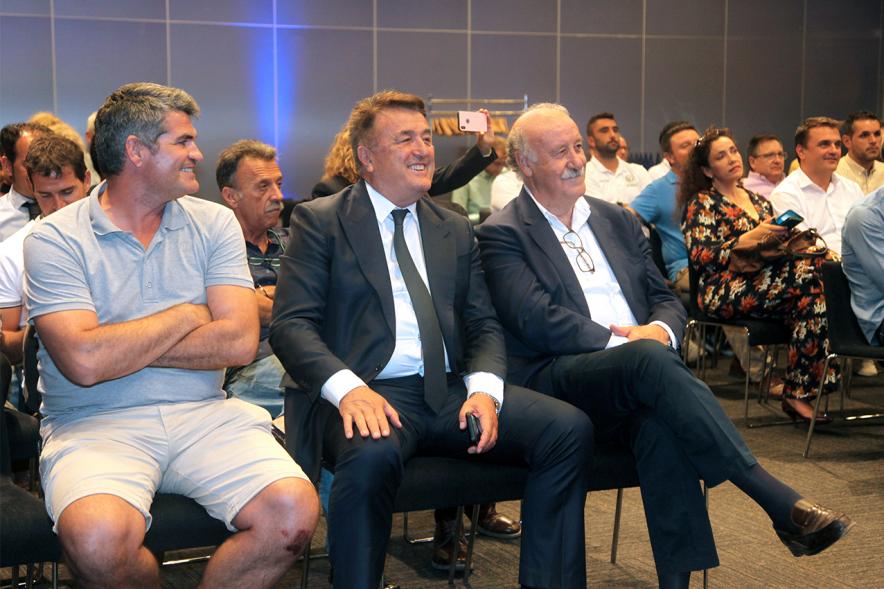 Presentación del Torneo Madrid Football Cup U-14 - Imagen de diferentes personalidades, entre ellas el  seleccionador Vicente del Bosque siguiendo la presentación.