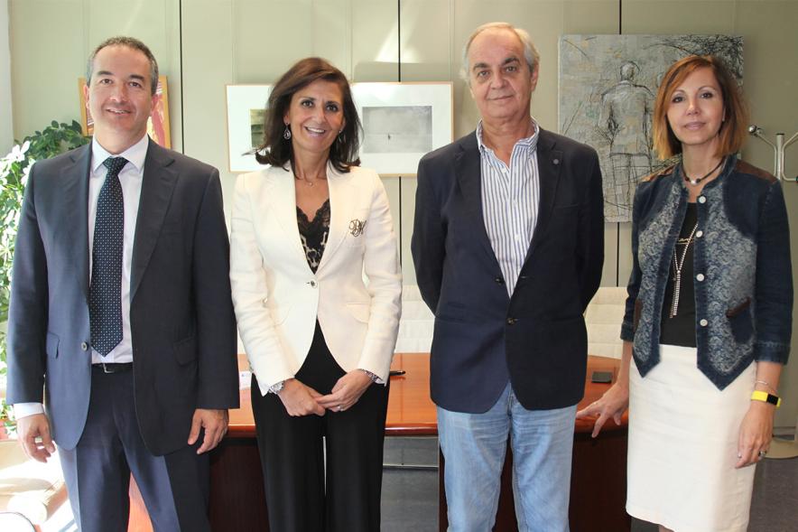 Firmantes posan tras la firma