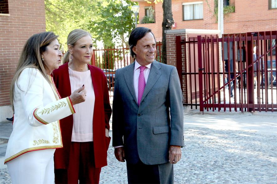 La presidenta regional inaugura el nuevo curso escolar en el colegio público Luis Buñuel -  La presidenta , el alcalde y la directora del colegio.