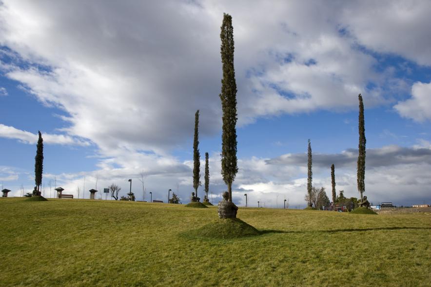 Conjunto escultórico al aire libre compuesto de siete esculturas mezcladas con la naturaleza (Acero fundido y ciprés). Bautizadas por el autor como "El corazón de los árboles, 2007" del escultor Jaume Plensa que se exhiben de forma permanente en el parque Sur de Fuente Lucha. Colección Arte en la ciudad