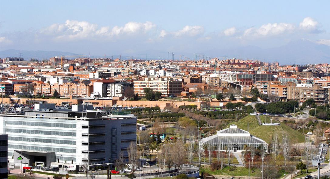 Alcobendas a vista de pájaro en dirección al Jardín de la Vega, en el que se puede ver el Centro de Arte, que en ese momento se encontraba aún en construcción