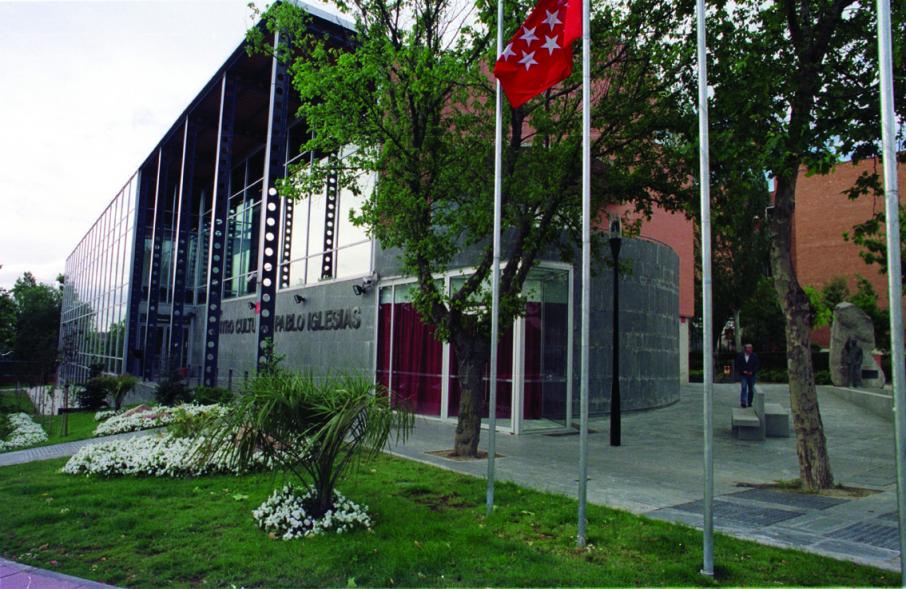 Vista lateral del edificio del Centro Cultural Pablo Iglesias. Que recibe su nombre en reconocimiento a Pablo Iglesias Posse. Fundador del PSOE en al año 1888 y de UGT en el año 1889. Considerado el padre del socialismo en España