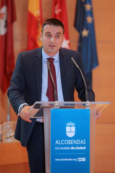 III Debate de Política Municipal de Alcobendas - Imagen de un representante del ayuntamiento en un momento de su discurso.