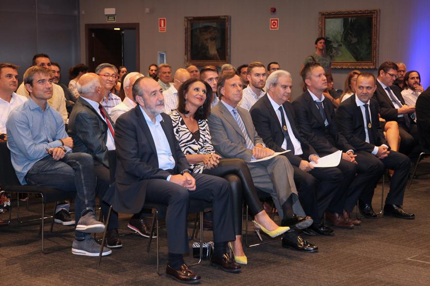 Presentación del Torneo Madrid Football Cup U-14 - Imagen de las autoridades asistentes a la presentación sentadas en la primera fila de patio de butacas.