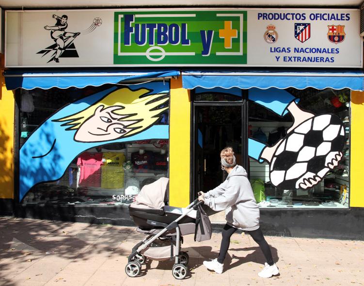 Pieza artística en un escaparate dentro de la iniciativa "Crea"