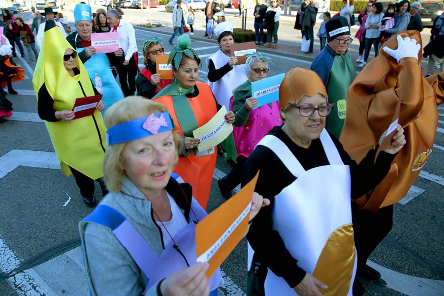 Desfile de disfraces por las calles. 
