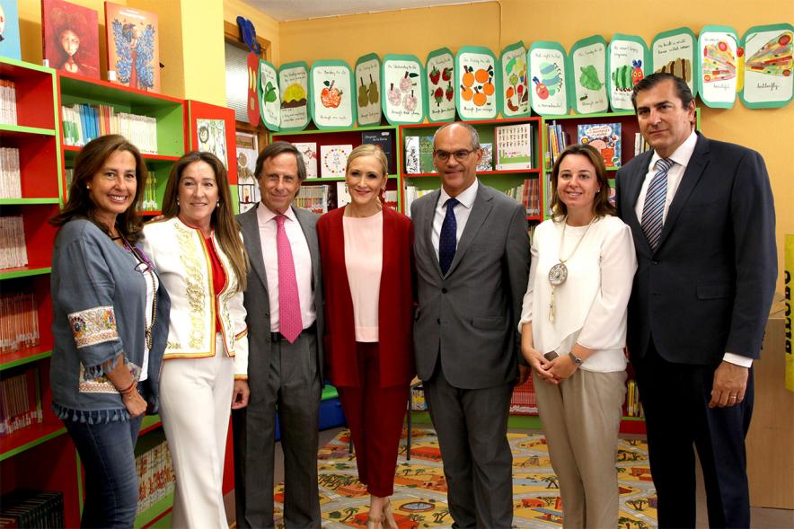 La presidenta regional inaugura el nuevo curso escolar en el colegio público Luis Buñuel - Las autoridades con los responsables del centro.