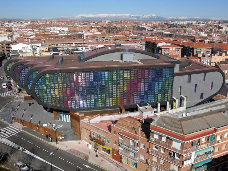 En la calle C. de Mariano Sebastián Izuel, 9. Encontramos el magnífico edificio de El Centro de Arte de Alcobendas. De los arquitectos Fernando Parrilla Villafruela y María Isabel Muñoz Parrilla, contemporáneo, singular e indudablemente emblemático. Del que en la imagen podemos ver una visa aérea