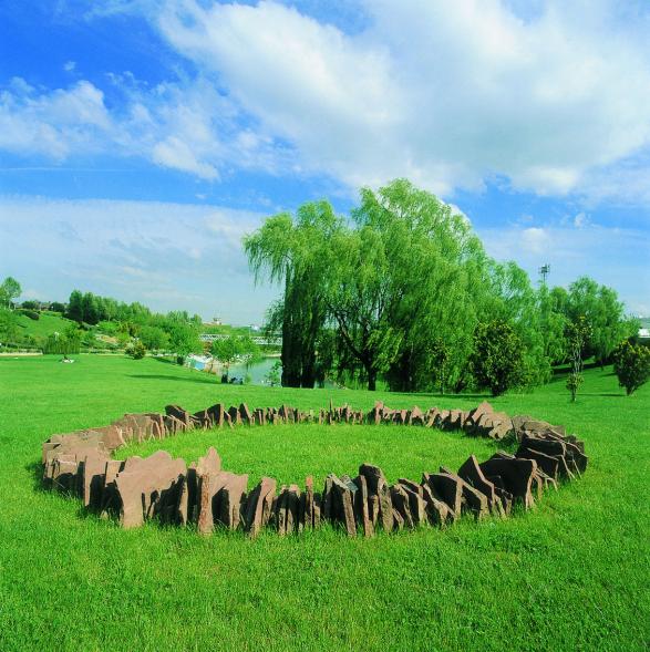 Arte en la ciudad_Escultura al aire libre "Braga Circle, 2003" del artista Richard Long (Bristol, Reino Unido, 1945). Situada en el parque de Andalucía de Alcobendas