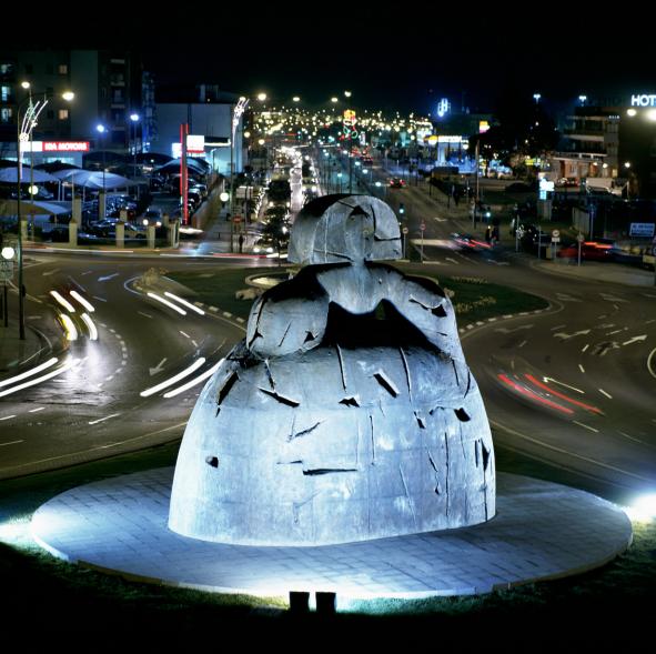 La Menina de noche. Colección Arte en la Ciudad. Escultura que mide 7 metros, pesa 12.500 kg y está elaborada en bronce