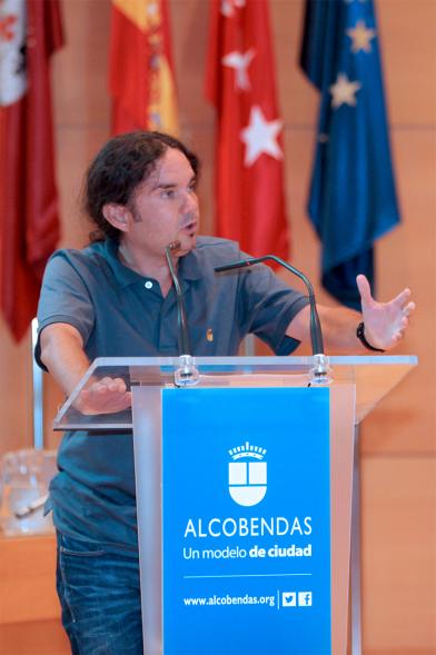 III Debate de Política Municipal de Alcobendas - Imagen de un representante del ayuntamiento en un momento de su discurso.