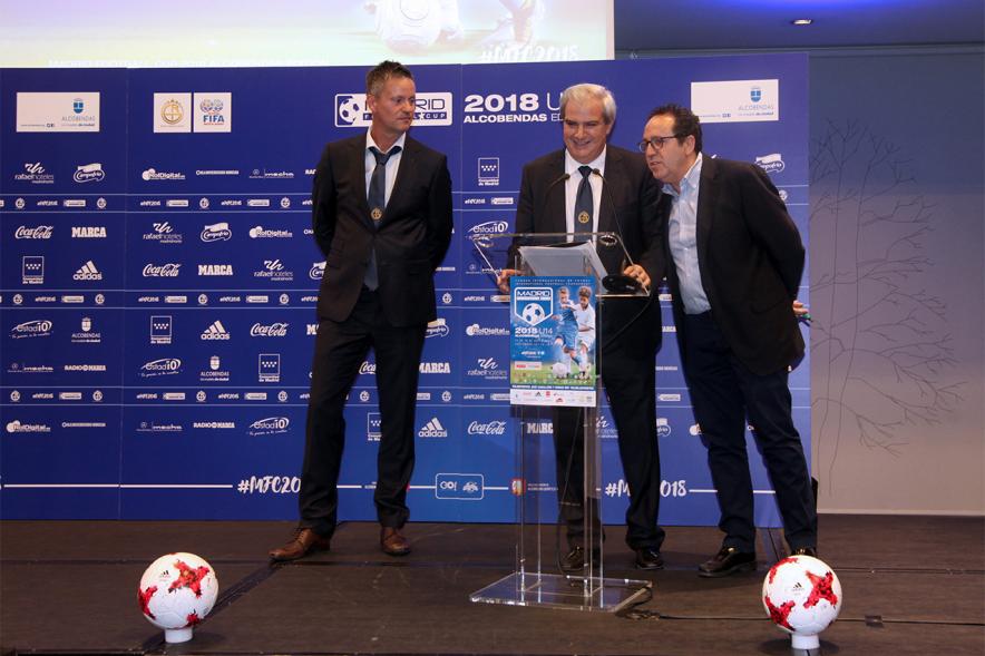 Presentación del Torneo Madrid Football Cup U-14 - Imagen de unas personas hablando para el público asistente a la presentación.