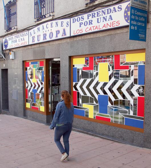 Pieza artística en un escaparate dentro de la iniciativa "Crea"