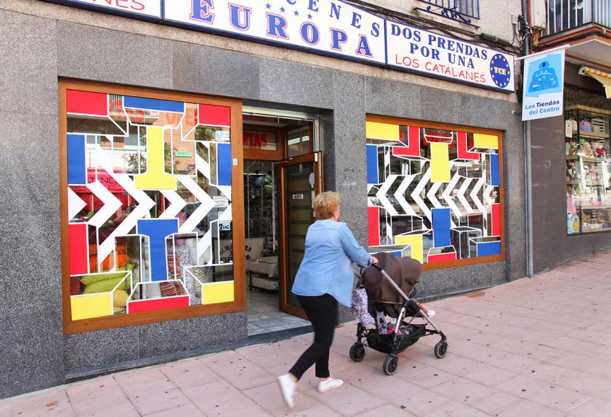 Pieza artística en un escaparate dentro de la iniciativa "Crea"