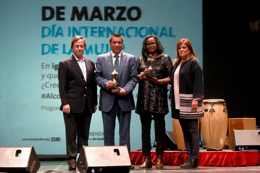 8 de Marzo Día de la Mujer - Entrega de los Premios Atenea y Hombres por la Igualdad -  El alcalde con los premiados.