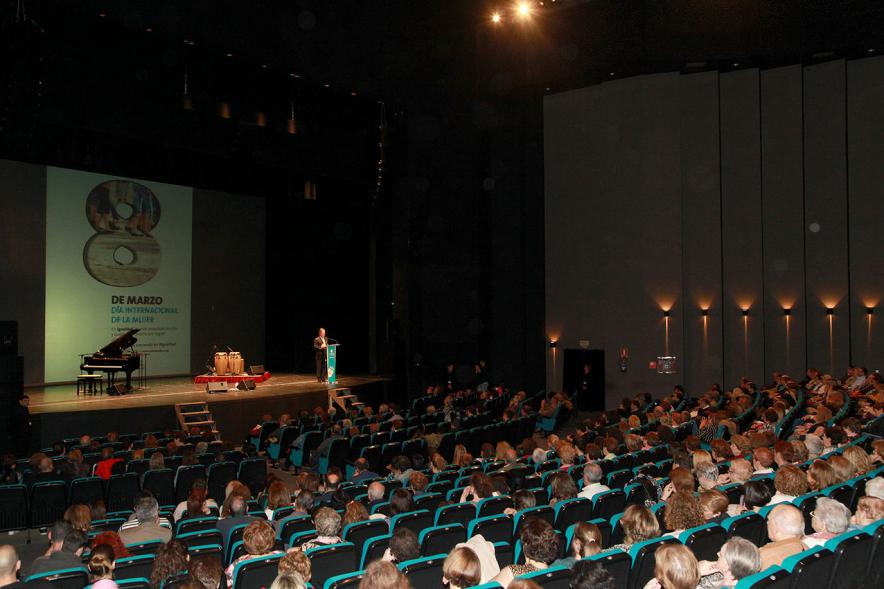 8 de Marzo Día de la Mujer - Entrega de los Premios Atenea y Hombres por la Igualdad - Vista general del teatro.