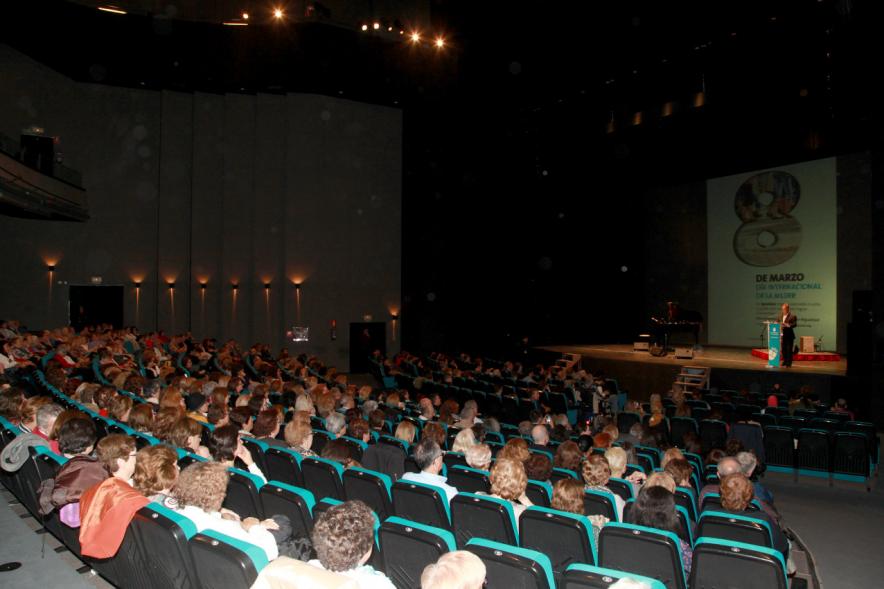 8 de Marzo Día de la Mujer - Entrega de los Premios Atenea y Hombres por la Igualdad -  Vista general del teatro.