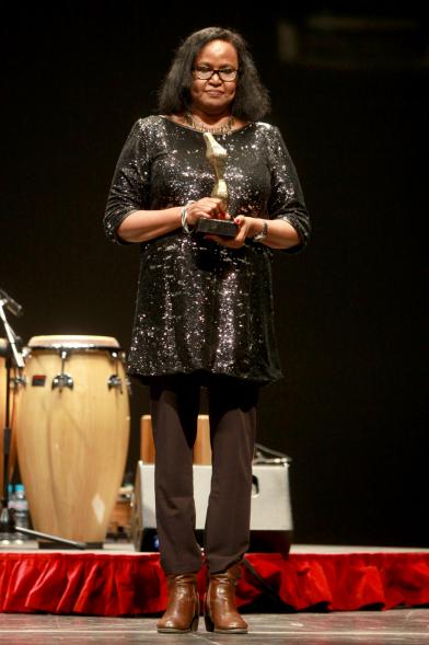 8 de Marzo Día de la Mujer - Entrega de los Premios Atenea y Hombres por la Igualdad - Una mujer premiada.