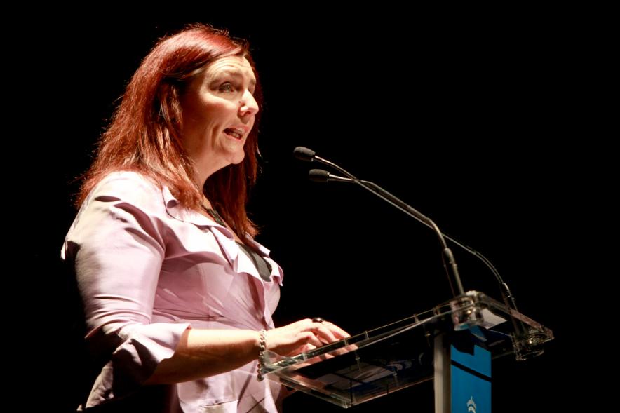 8 de Marzo Día de la Mujer - Entrega de los Premios Atenea y Hombres por la Igualdad - Una presentadora.