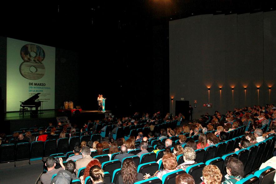 8 de Marzo Día de la Mujer - Entrega de los Premios Atenea y Hombres por la Igualdad - Vista general del teatro.