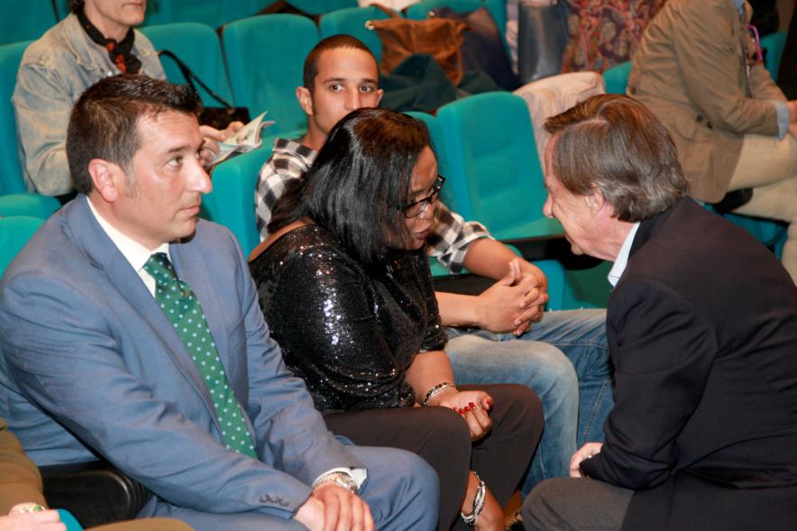 8 de Marzo Día de la Mujer - Entrega de los Premios Atenea y Hombres por la Igualdad - El alcalde hablando con una premiada.