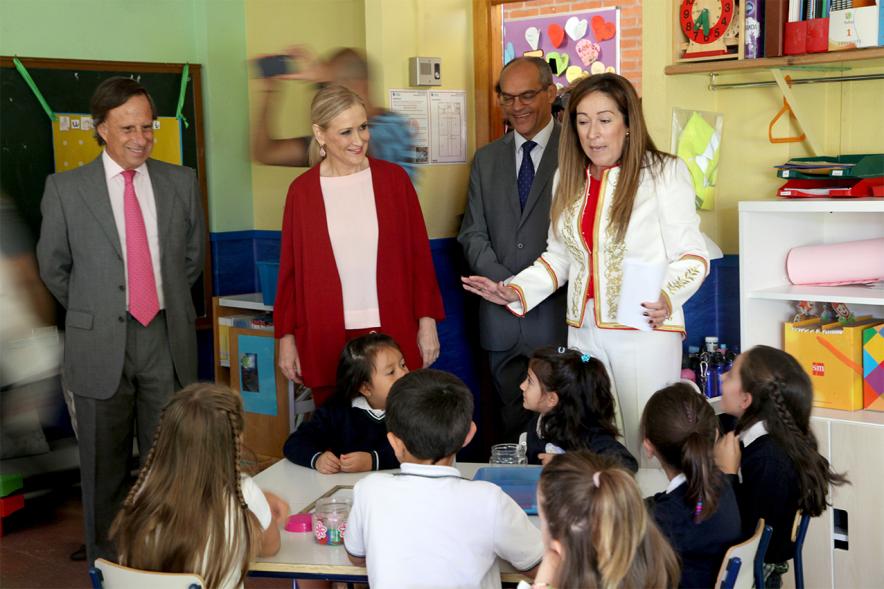 La presidenta regional inaugura el nuevo curso escolar en el colegio público Luis Buñuel - La presidenta, el alcalde y la directora con los alumnos.