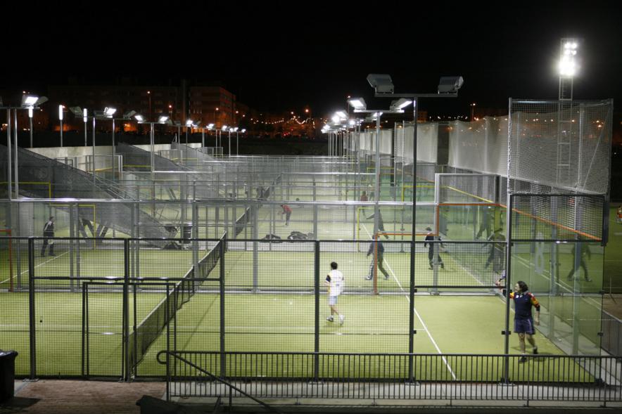 Pistas de pádel iluminadas en la noche, dentro del complejo deportivo José Caballero